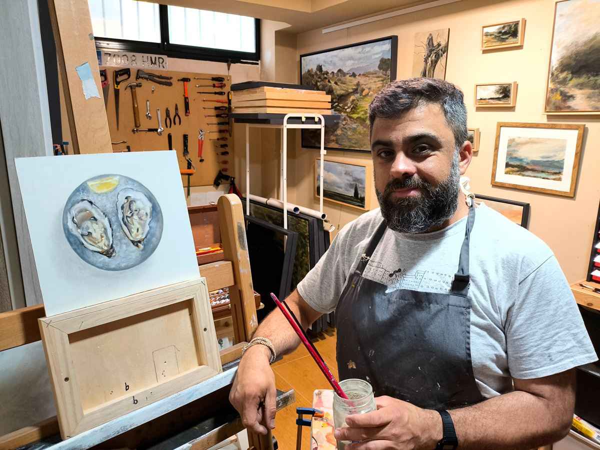 Juan Camacho en su estudio de pintura